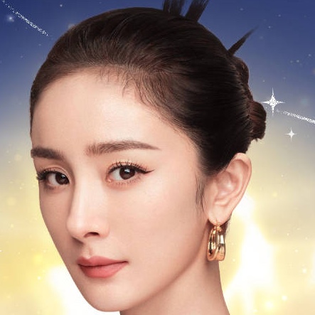 PhotoMaker/examples/yangmi_woman/yangmi_1.jpg