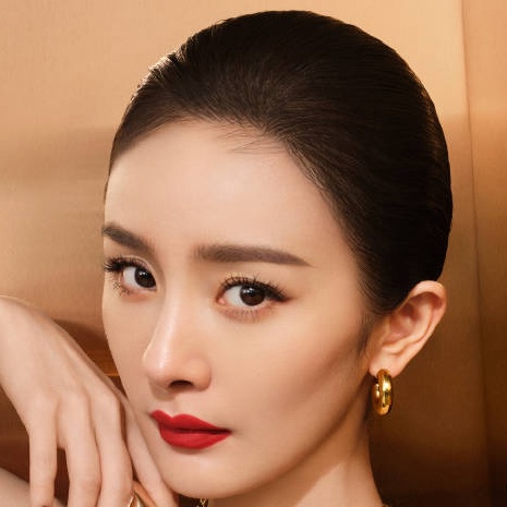 PhotoMaker/examples/yangmi_woman/yangmi_3.jpg