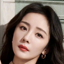 PhotoMaker/examples/yangmi_woman/yangmi_5.jpg