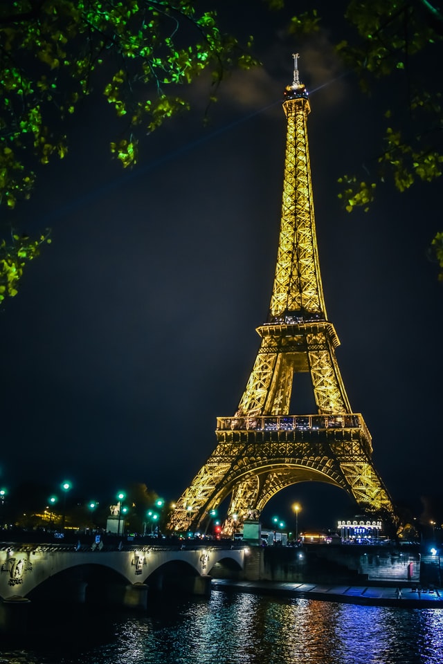 examples/applications/image-search/eiffel-tower-night.jpg