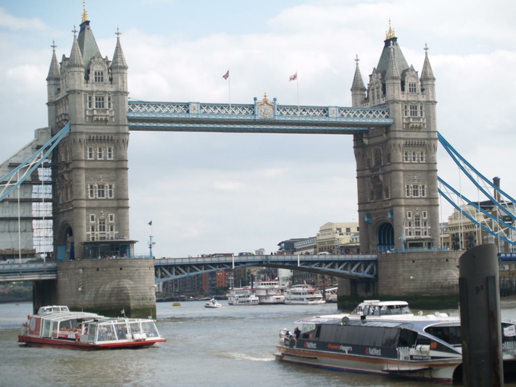 assets/phototourism_sample_images/london_bridge_94185272_3874562886.jpg