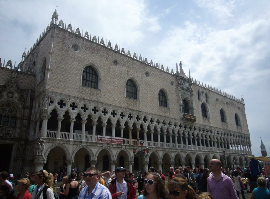 assets/phototourism_sample_images/piazza_san_marco_06795901_3725050516.jpg